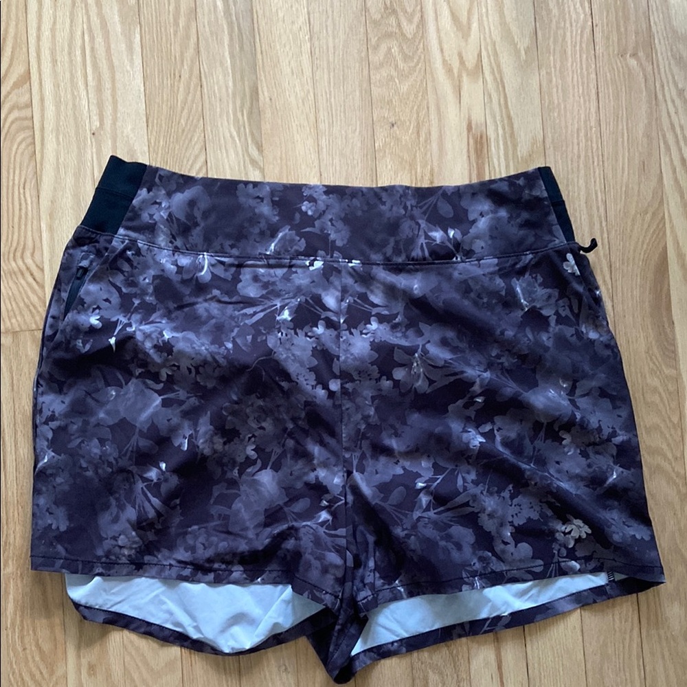 Athleta athletic shorts with pockets black and grey floral women’s size 18